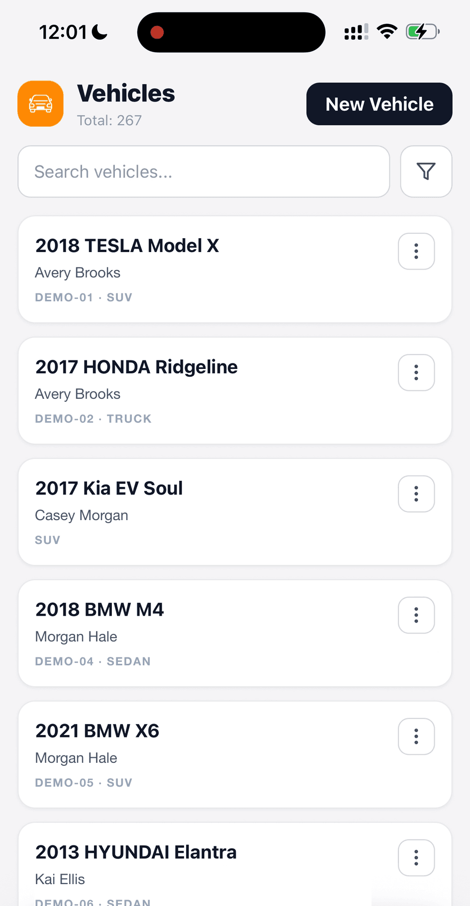 Vehicle list with fictional owners and demonstration plate numbers, plus search and new vehicle controls